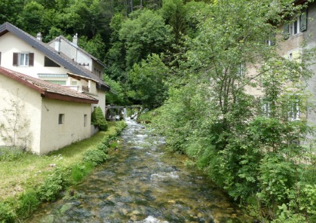 Noiraigue NE Blick von der Strassebrücke gegen die Quelle